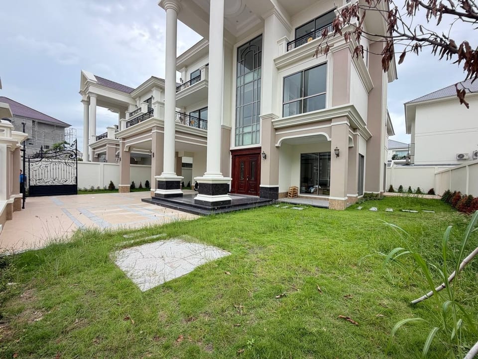 Prince villa with large garden plot in Boeung Snor, view 2