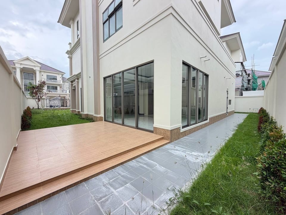 Prince villa with large garden plot in Boeung Snor, view 3