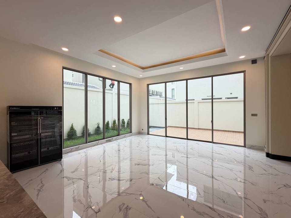 Prince villa with large garden plot in Boeung Snor, view 5