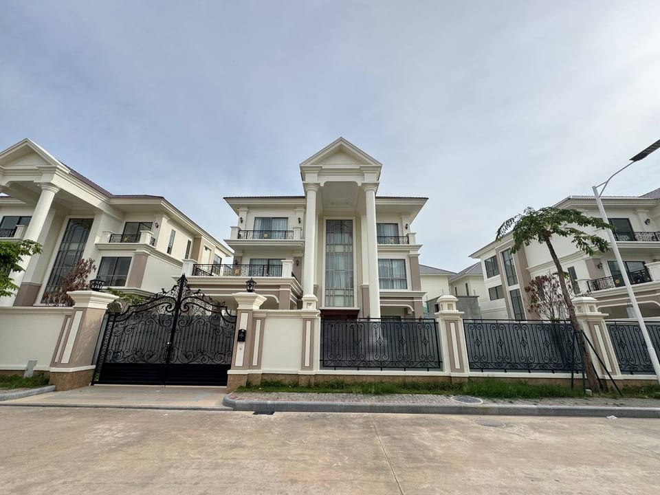 Seven Bedroom Classical Villa on Hard Title, Boeung Snor, Chbar Ampov, 金边