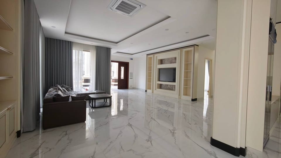Seven Bedroom Classical Villa on Hard Title, Boeung Snor, view 2