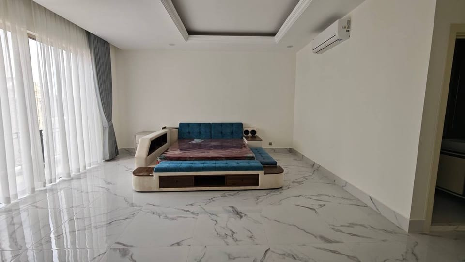 Seven Bedroom Classical Villa on Hard Title, Boeung Snor, view 4