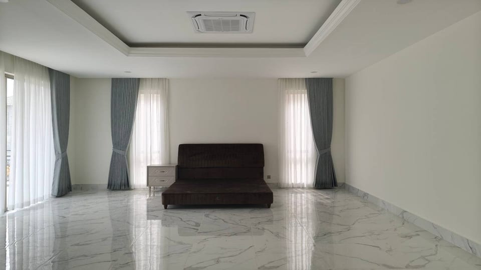 Seven Bedroom Classical Villa on Hard Title, Boeung Snor, view 8