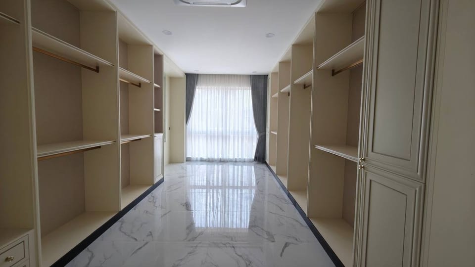Seven Bedroom Queen Villa on Hard Title, Boeung Snor, view 2