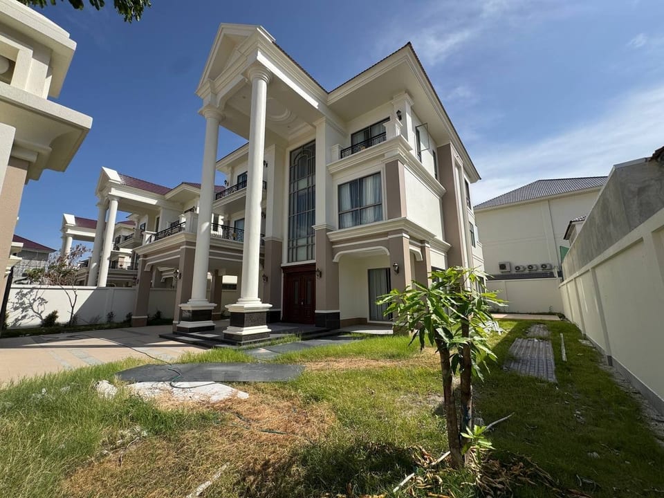 Seven Bedroom Queen Villa on Hard Title, Boeung Snor, view 3