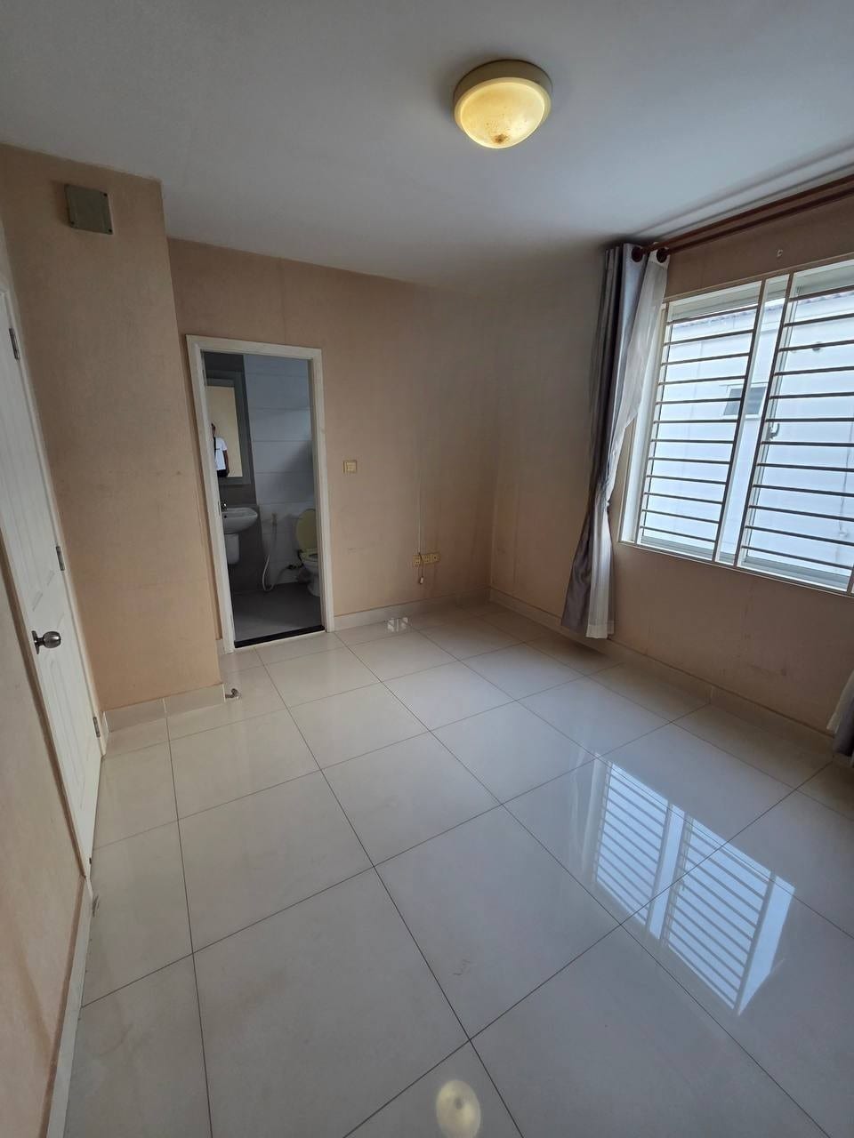 South-Facing Three-Bedroom Link Villa, Mercurean 2, view 3