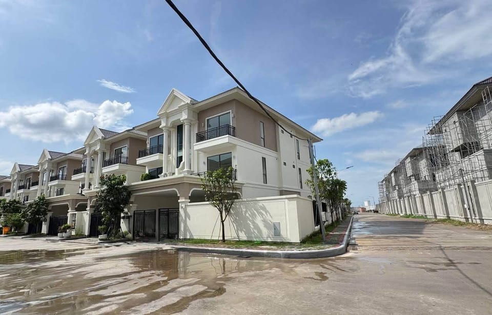 Spacious Corner Twin Villa in Borey Peng Huot, Eco Poli, view 2