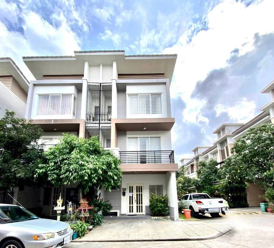 Three-Bedroom Corner Link Villa, Furnished, in Boeung Snor, Chbar Ampov, Phnom Penh