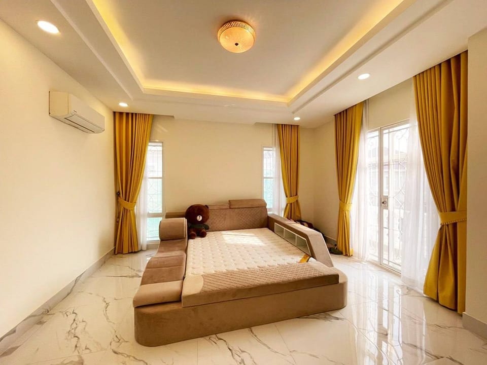 Three-Storey Luxury Villa, Furnished, Boeung Snor Corner Plot, view 6