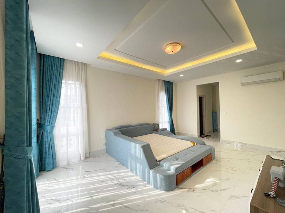 Three-Storey Luxury Villa, Furnished, Boeung Snor Corner Plot, view 8