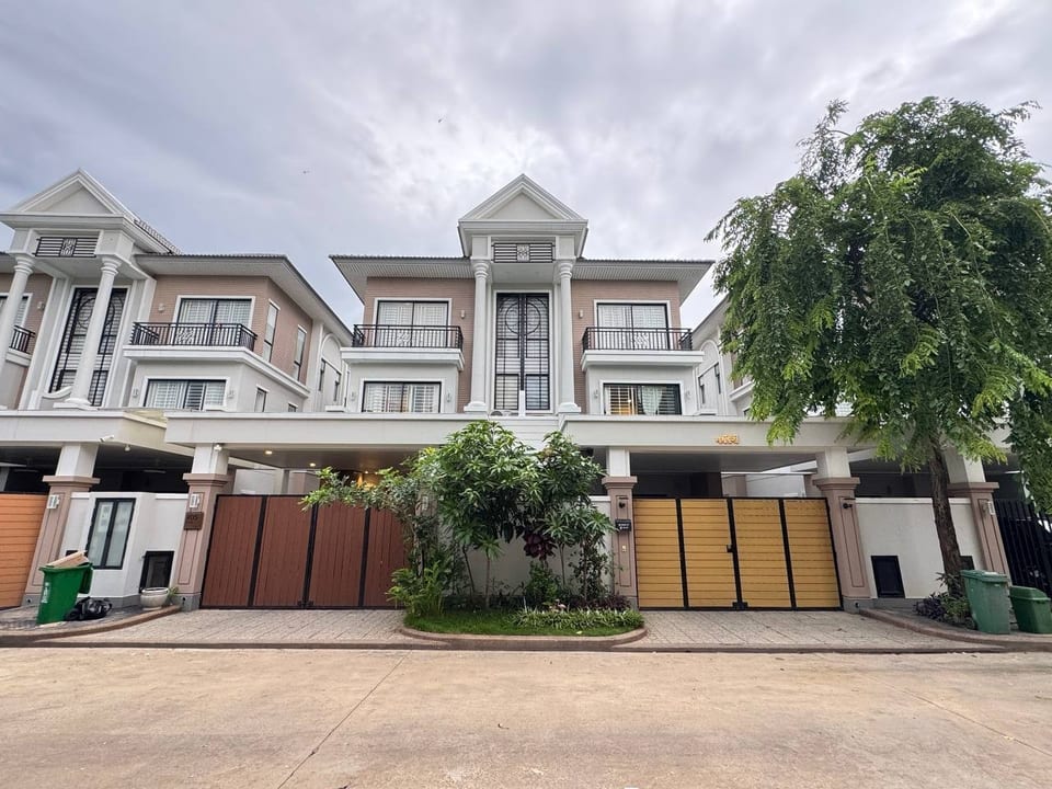 Three-Storey Twin Villa Near National Road One, Chbar Ampov, 金边