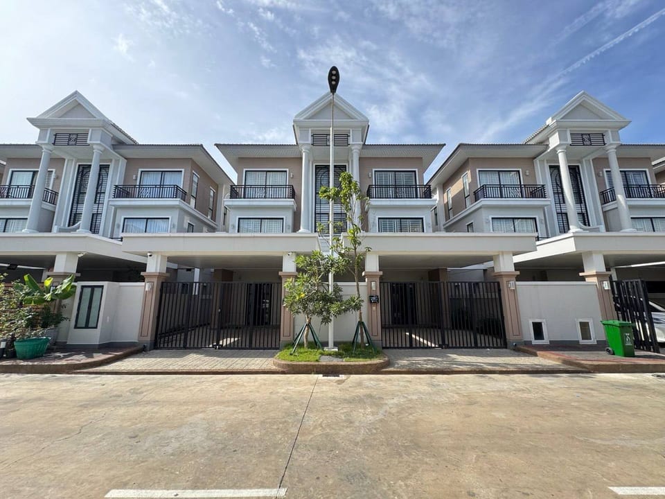 Twin villa with extra land for sale, Roseville, Chbar Ampov, Chbar Ampov, Пномпень
